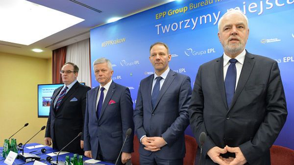 Minuta ciszy dla ofiar poległych na Ukrainie podczas spotkania przywódców Grupy Europejskiej Partii Ludowej w Krakowie. Na zdjęciu: Jacek Saryusz-Wolski, poseł Andrzej Grzyb, Jacek Protasiewicz oraz poseł do PE Jan Olbrycht