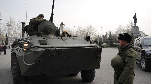 Rosyjski wóz opancerzony na ulicach Sewastopola; 25 lutego