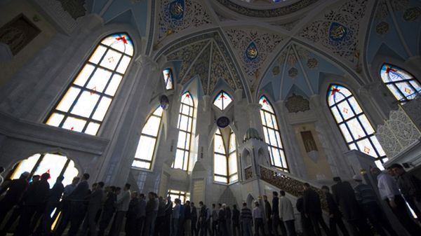 Tatarzy w meczecie w Kazaniu, stolicy Tatarstanu