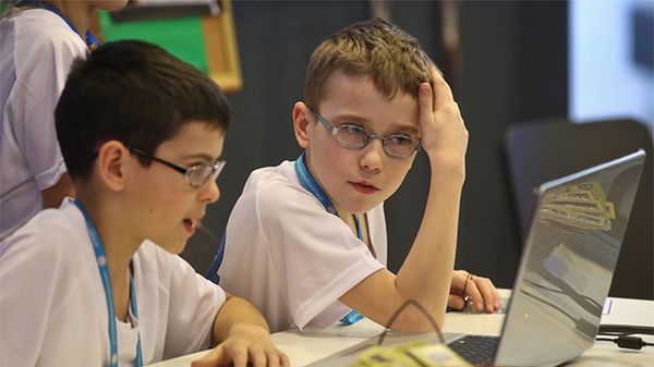 Uczniowie podczas finału pilotażowej edycji programu "Mistrzowie Kodowania" w Centrum Nauki Kopernik w Warszawie. Program ma na celu upowszechnienie nauki programowania w polskich szkołach. 13 stycznia 2014 r.