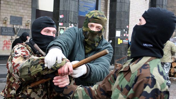 Protestujący w Kijowie ćwiczą obronę