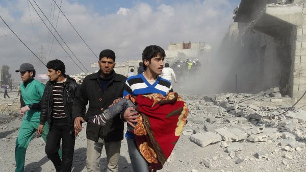 Mężczyzna niesie ciało ofiary nalotu w Aleppo