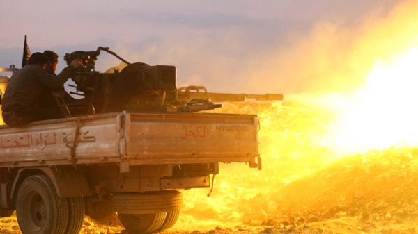 Syryjscy rebelianci podczas walk z siłami rządowymi; okolice miasta Hama, 17 luty