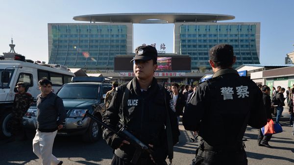 Policja w okolicach dworca w Kunmingu