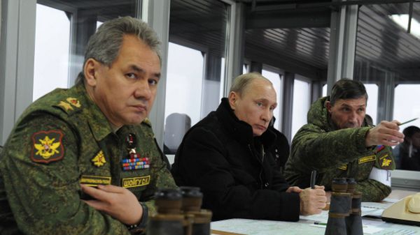 Siergiej Szojgu, szef rosyjskiego MON oraz Władimir Putin obserwują manewry w obwód leningradzki, 3 marca
