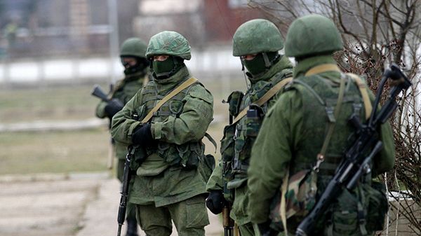 Żołnierze w nieoznakowanych mundurach (prawdopodobnie służący we Flocie Czarnomorskiej) w okolicach bazy Perewalne na Krymie