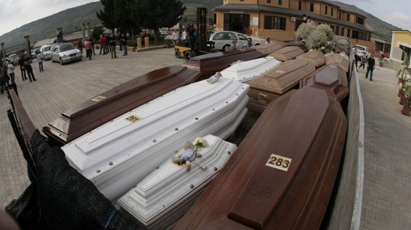 Trumny imigrantów-ofiar morskiej katastrofy u włoskich wybrzeży; Sycylia