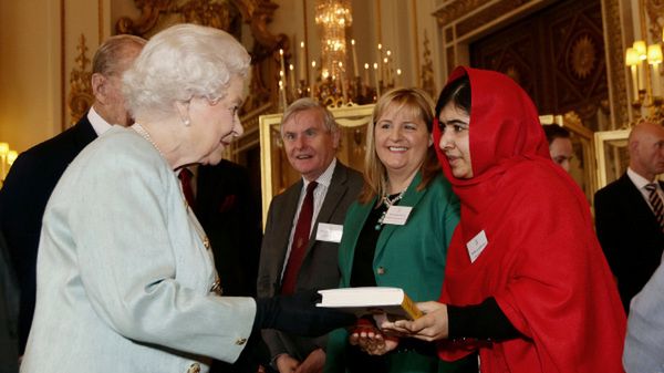 Elżbieta II i Malala Yousafzai