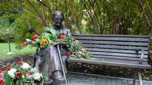 Ławeczka ks. Jana Twardowskiego na skwerze u zbiegu ulic Karowej i Krakowskie Przedmieście w Warszawie