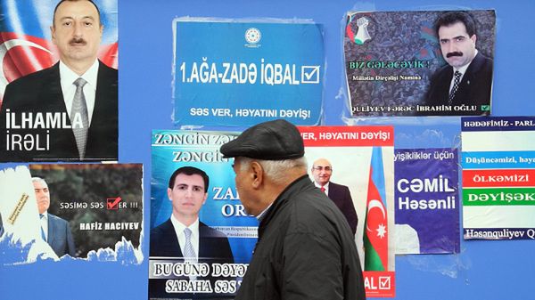 Kontrkandydaci Ilhama Alijewa - jego plakat znajduje się w lewym górnym rogu zdjęcia - nie mają większych szans w głosowaniu