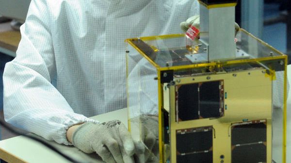 Programista mgr inż. Mariusz Cichocki przy jednym z pierwszych polskich satelitów naukowych Lem