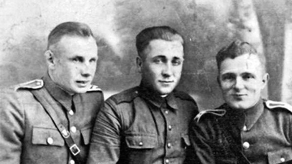 Sierż. Józef Franczak "Lalek" - na zdjęciu w środku