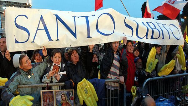 Rzym. Wierni podczas zorganizowanego przez Diecezję Rzymu czuwania modlitewnego na terenie Circus Maximus - w przeddzień beatyfikacji Jana Pawła II.