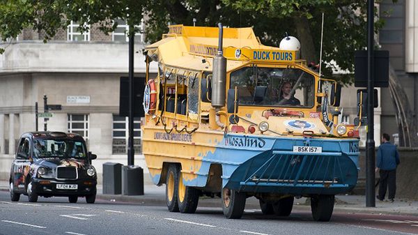 Amfibia firmy Duck Tours na jednej z ulic Londynu. Podobna stanęła w ogniu na Tamizie