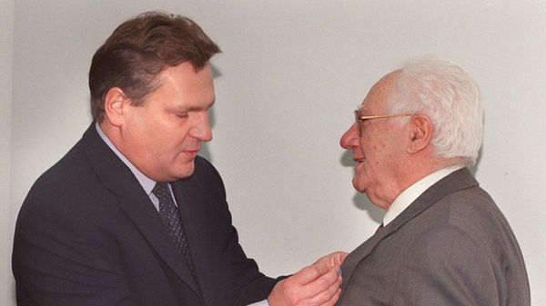 Israel Gutman w czasie wręczania mu przez prezydenta Aleksandra Kwaśniewskiego Krzyża Oficerskiego Orderu Zasługi RP w 1999 roku