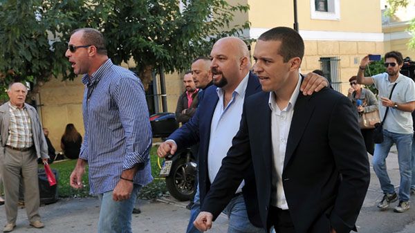 Nikos Michos, Ilias Panagiotaros i Ilias Kasidiaris tuż po wyjściu z aresztu