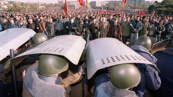 Milicyjne oddziały prewencji i prokomunistyczni demonstranci