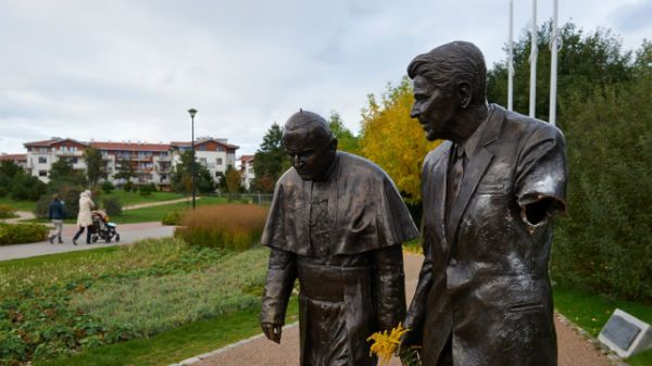 Zniszczony pomnik Ronalda Reagana (z prawej)