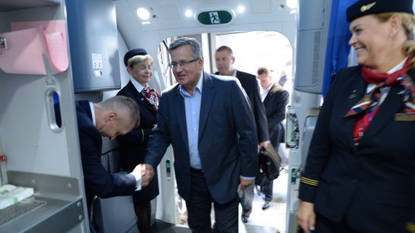 Prezydent wita się z załogą samolotu