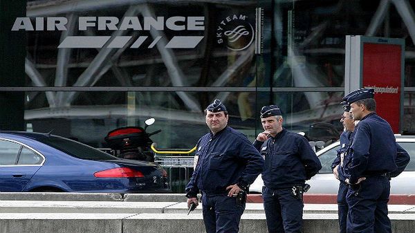 Francuska policja na lotnisku Charles de Gaulle