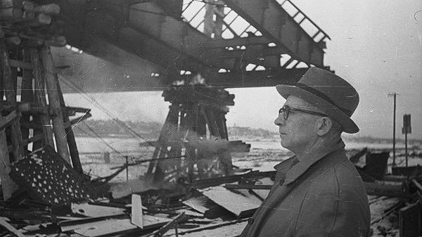 Warszawa, 1947-01. Wyburzenie pozostałości mostu Kierbedzia obserwuje Stanisław Hempel (projektant odbudowy mostu Poniatowskiego)