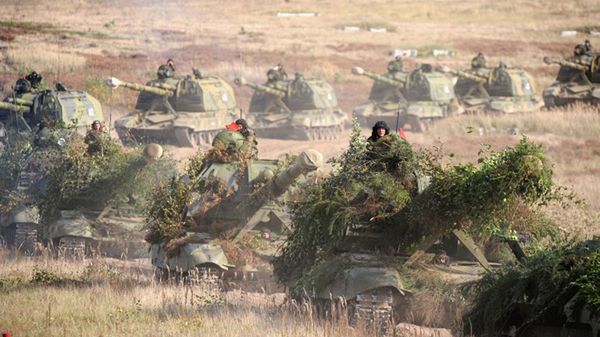 Rosyjskie armatohaubice samobieżne na ćwiczeniach z Białorusią w 2009 r.