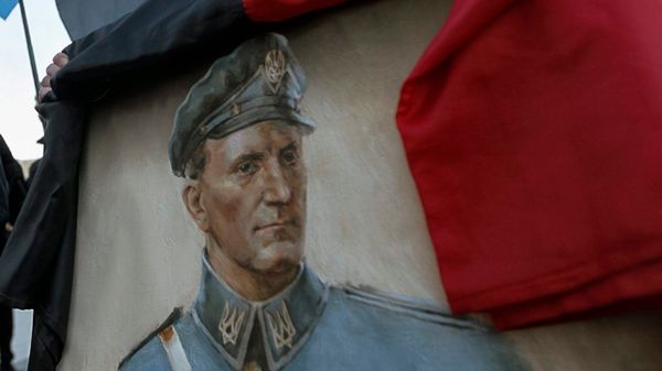 Portret Szuchewycza na marszu ukraińskich nacjonalistów