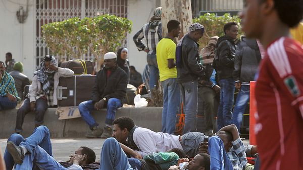 Nielegalni imigranci oczekują na transport do punktu zbiórki przed deportacją