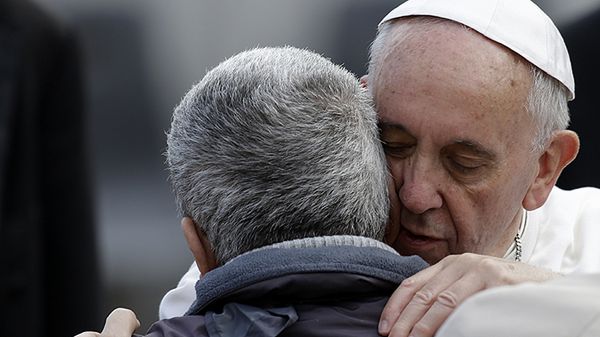Papież Franciszek błogosławi mężczyznę ze zdeformowaną twarzą