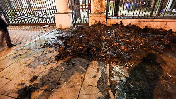 11 listopada 2013 podpalono budkę strażnika przed ambasadą Rosji w Warszawie