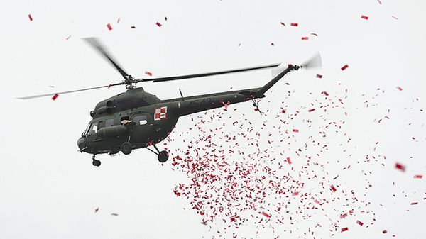 Helikopter zrzuca ulotki akcji "Orzeł może" nad Jeziorem Maltańskim w Poznaniu