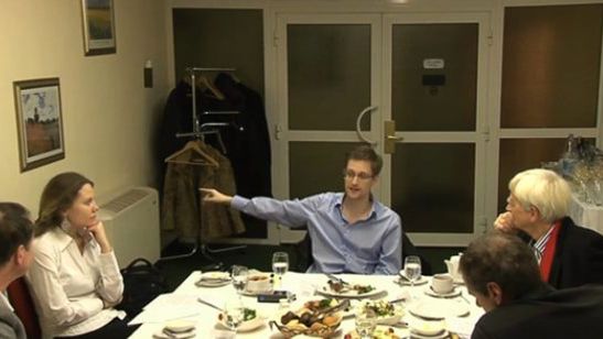 Edward Snowden podczas spotkania z niemieckim politykiem Hansem-Christianem Stroebele