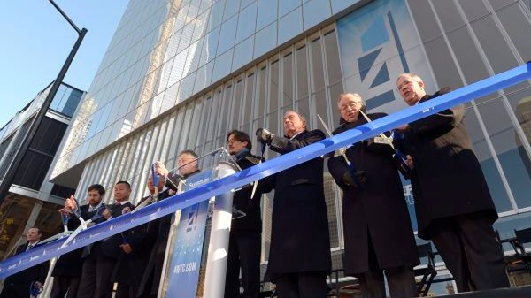 Michael Bloomberg (trzeci z prawej) uroczyście otwiera World Trade Center 4