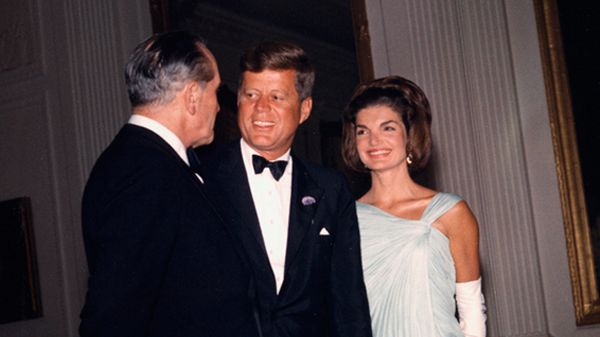 John F. Kennedy z małżonką Jacqueline witają aktora Fredrica Marcha