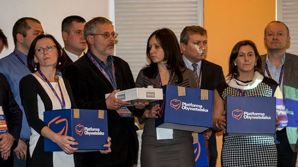 Delegaci z urnami wyborczymi podczas regionalnego zjazdu dolnośląskiej Platformy Obywatelskiej w Karpaczu