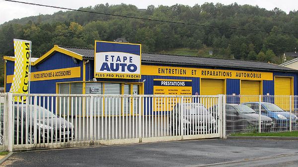 W warsztacie samochodowym odkryto w bagażniku dziecko