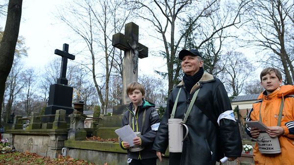 Aktor Andrzej Zaorski podczas 39. kwesty na rzecz ratowania zabytkowych grobowców w dniu Wszystkich Świętych na Cmentarzu Powązkowskim w Warszawie