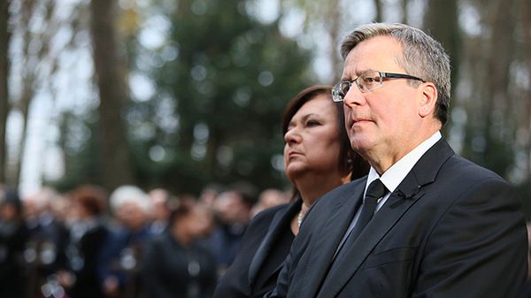 Prezydent Bronisław Komorowski z małżonką Anną podczas pogrzebu Tadeusza Mazowieckiego