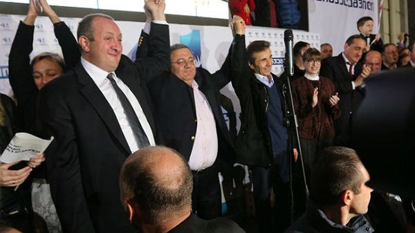 Giorgi Margvelashvili, David Usupashvili i premier Bidzina Ivanishvili świętują zwycięstwo