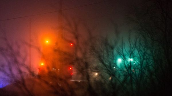 Widok na porwany autobus stojący na poboczu drogi
