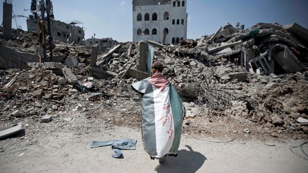 Mężczyzna pośród ruin budynków zbombardowanych na zakończenie ramadanu w Gazie