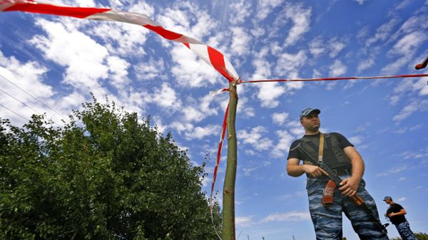 Prorosyjski separatysta na miejscu katastrofy malezyjskiego samolotu