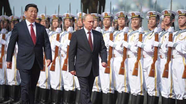Przywódca Chin Xi Jinping i prezydent Rosji Władimir Putin