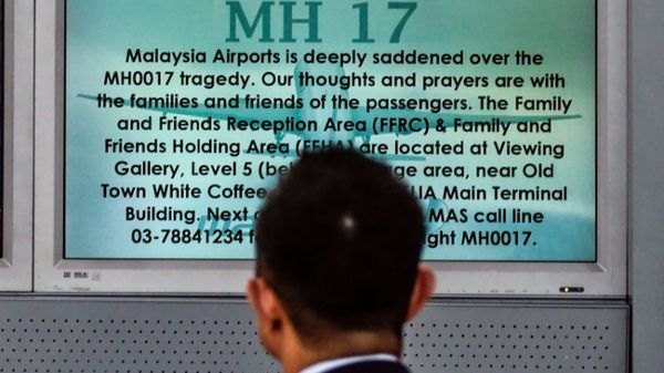 Modlitwa za ofiary katastrofy wyświetlona na tablicy lotniska w Kuala Lampur