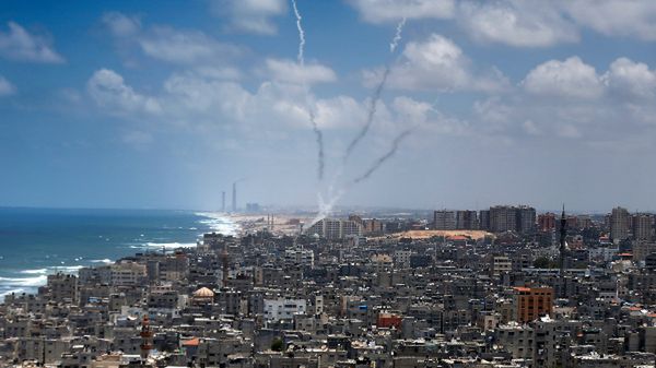 Dym widoczny po odpaleniu rakiet z terenu Gazy