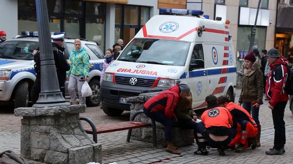 Karetka i policja na miejscu wypadku na Krupówkach w Zakopanem