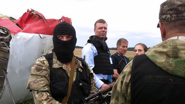 Prorosyjscy separatyści z bronią w rękach śledzą każdy krok ratowników, obserwatorów OBWE i dziennikarzy na miejscu katastrofy