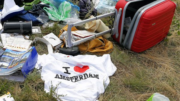 Rzeczy osobiste ofiar na miejscu katastrofy malezyjskiego samolotu