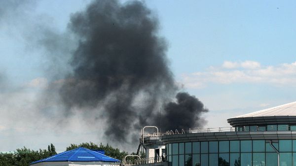 Dym z miejsca wybuchu pocisku w pobliżu dworca kolejowego w Doniecku