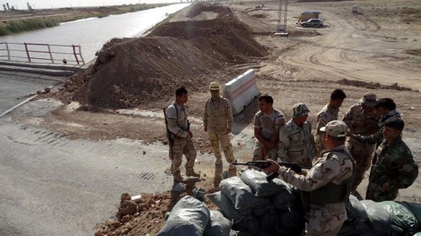 Peszmergowie, kurdyjscy bojownicy, strzegą granicy mięzy Kirkukiem a Tikrit